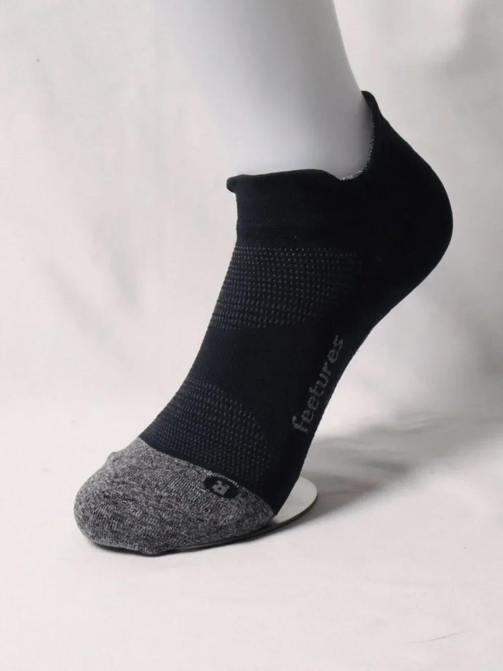 Feetures Ankle Socks Lightweight Running - Size M